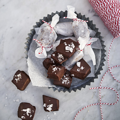 chokladkola med flingsalt chokladkola med flingsalt