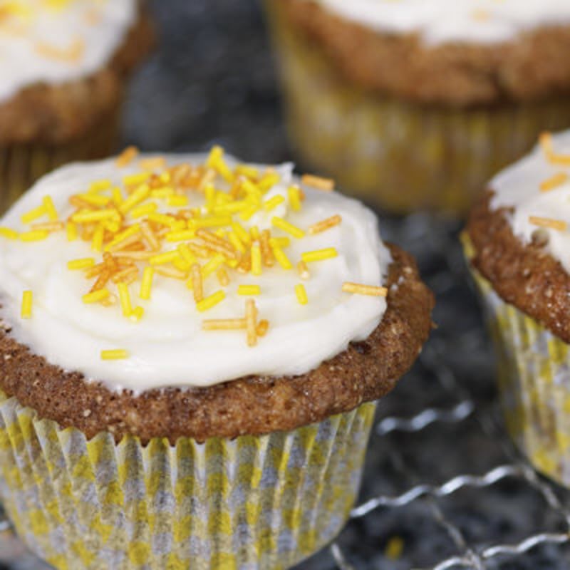 Morotsmuffins med glasyr och strössel Recept Coop