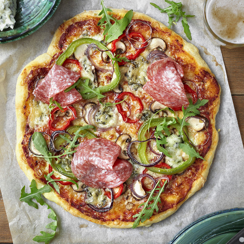 Pizza med salami och grönsaker Recept Coop