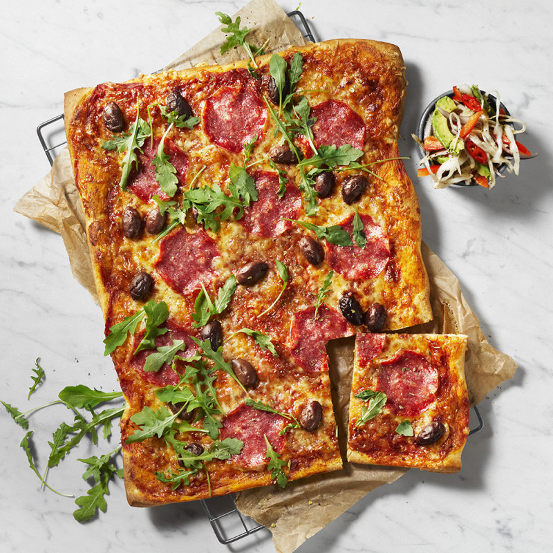 Pizza med salami och oliver Recept Coop