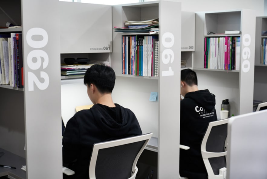 개인 학습 좌석에서 학습에 집중하는 학생들