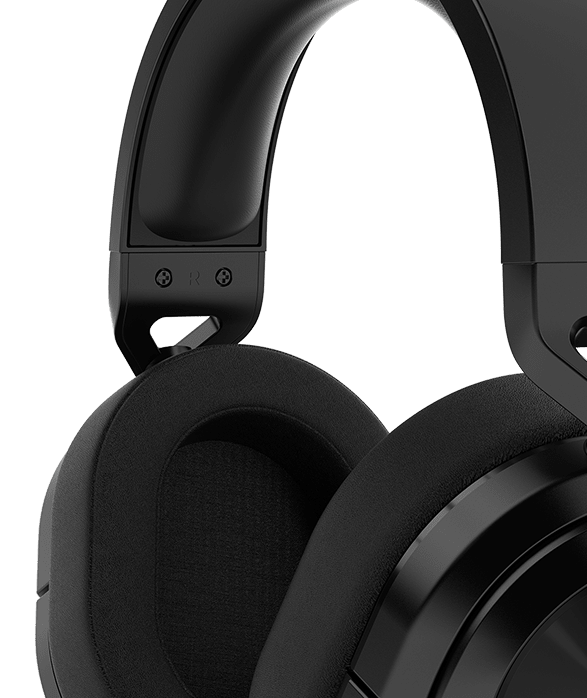 Plano de tres cuartos de los auriculares para juegos HS55 WIRELESS que muestra las almohadillas de espuma viscoelástica.