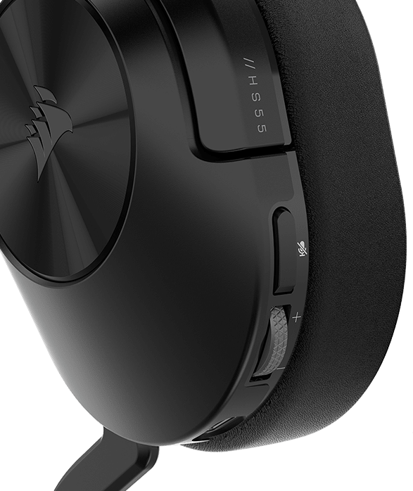 Primer plano de los auriculares para juegos HS55 WIRELESS que muestra los controles de volumen integrado en el oído.