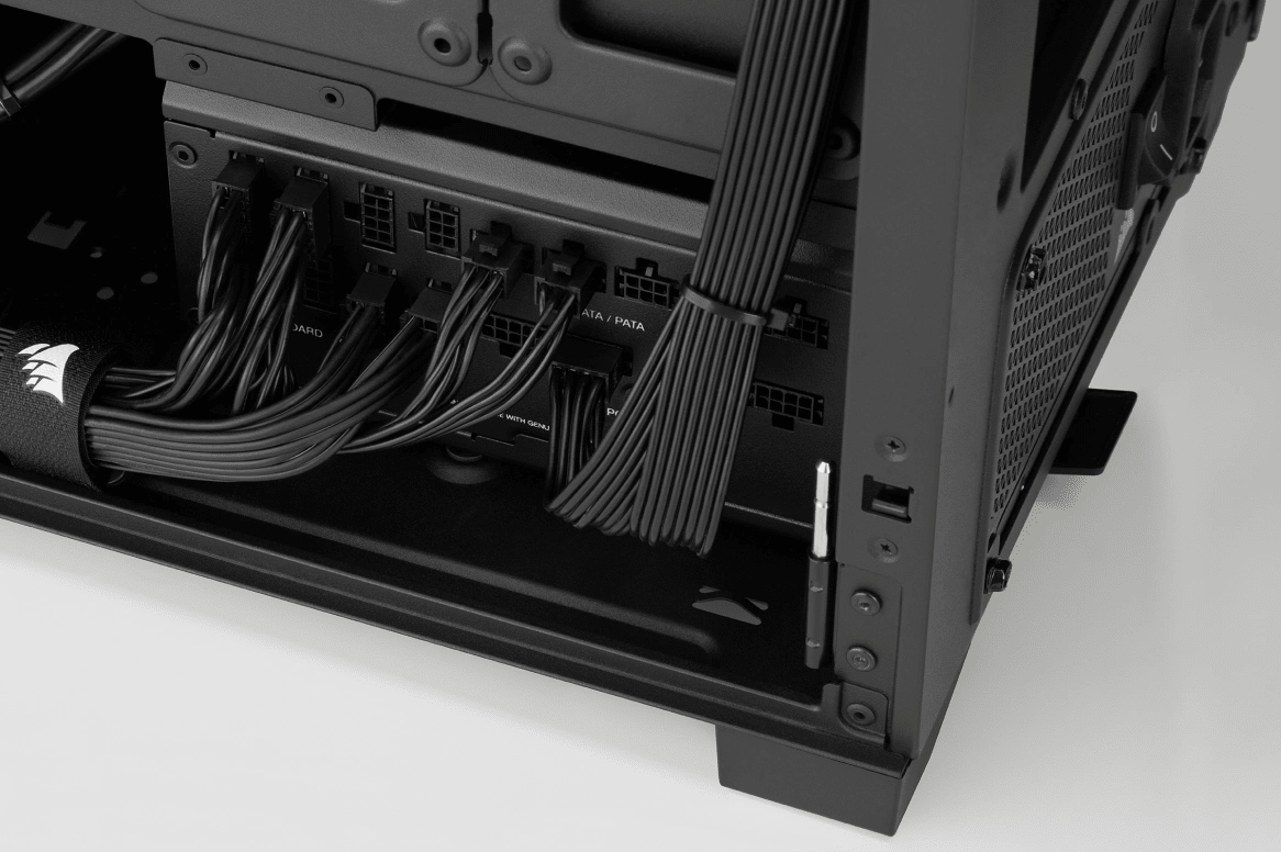 Fuente de alimentación para PC con conectores laterales y cables instalados.