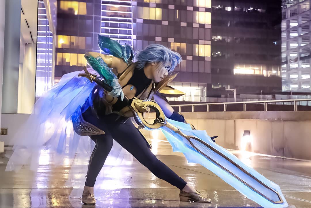 Dawnbringer Riven cosplay