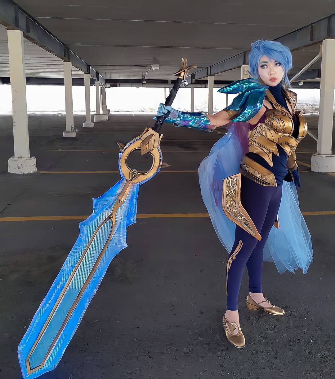 Dawnbringer Riven cosplay