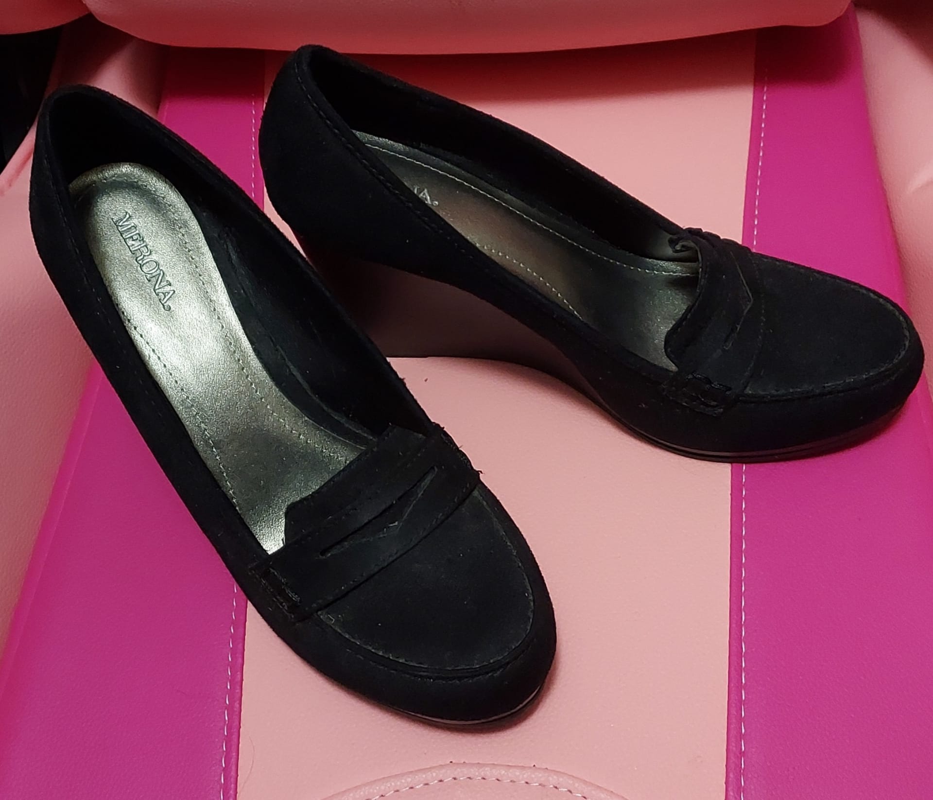 genkivlog-black-faux-suede-wedge-loafers