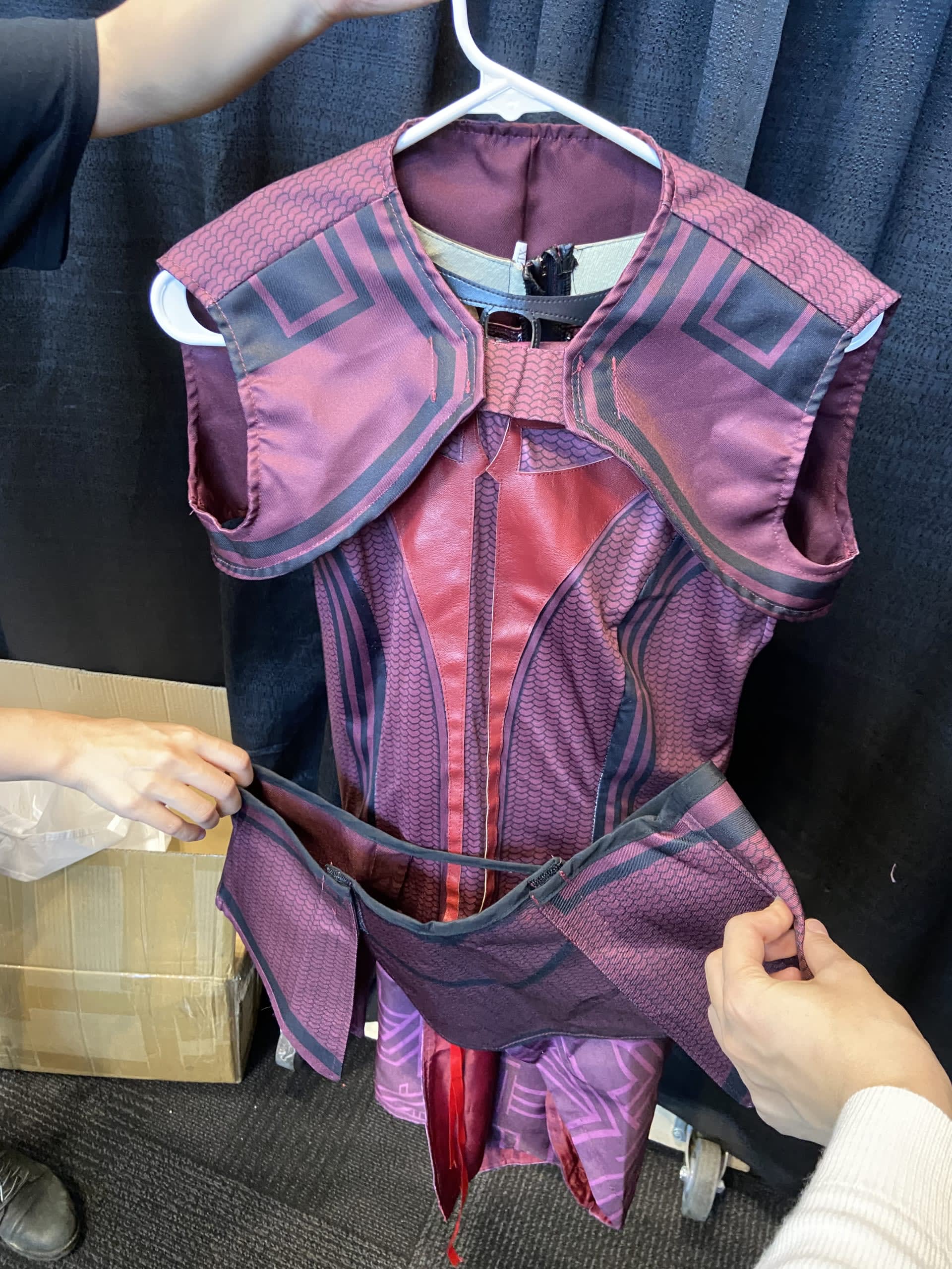 coscoveinperson-scarlet-witch-costume-with-gloves