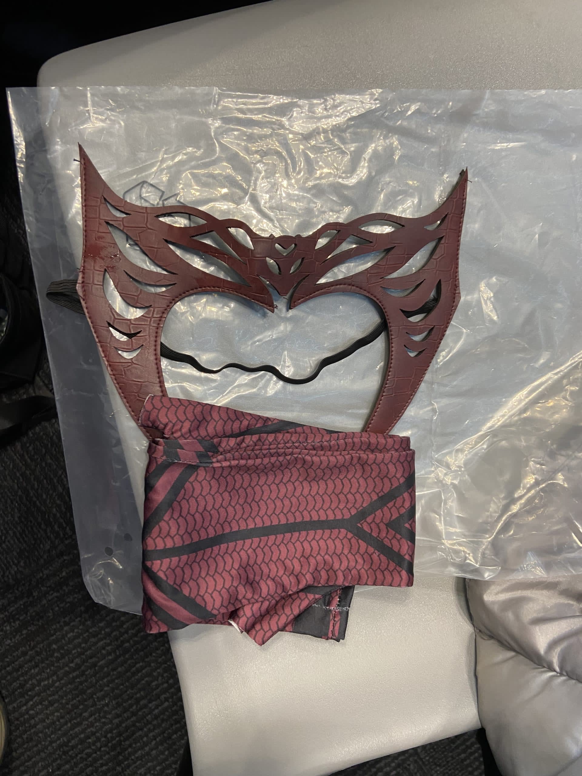 coscoveinperson-scarlet-witch-costume-with-gloves