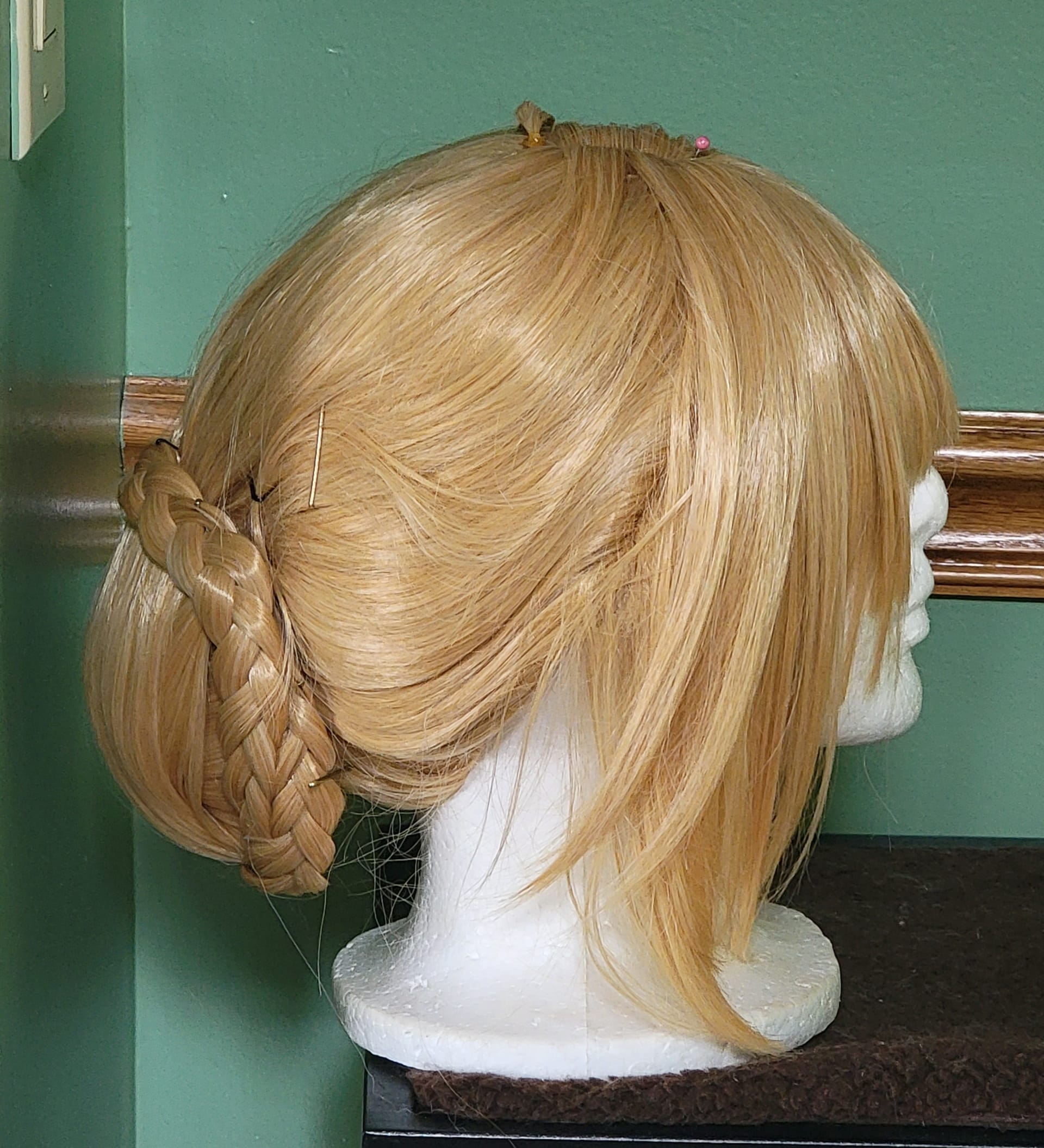 mborderscos-fate-saber-wig-prestyled-unworn