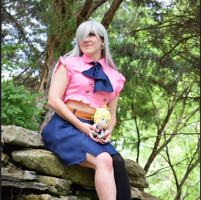 amorrsinger-elizabeth-liones-boar-hat-uniform