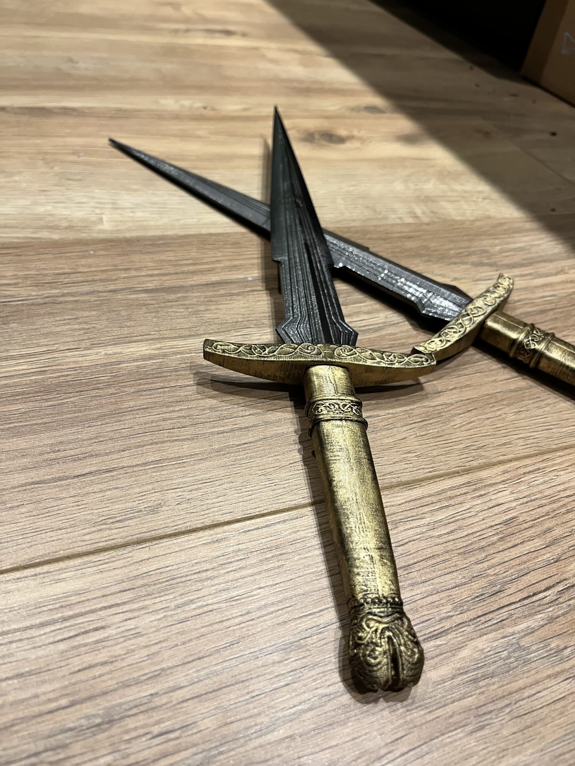 tuppiespropreplicas-loki-daggers-3d-printed-very