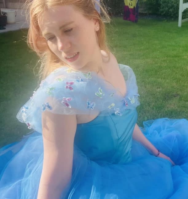 eleanorcosplayandcostume-message-me-if-your-interested