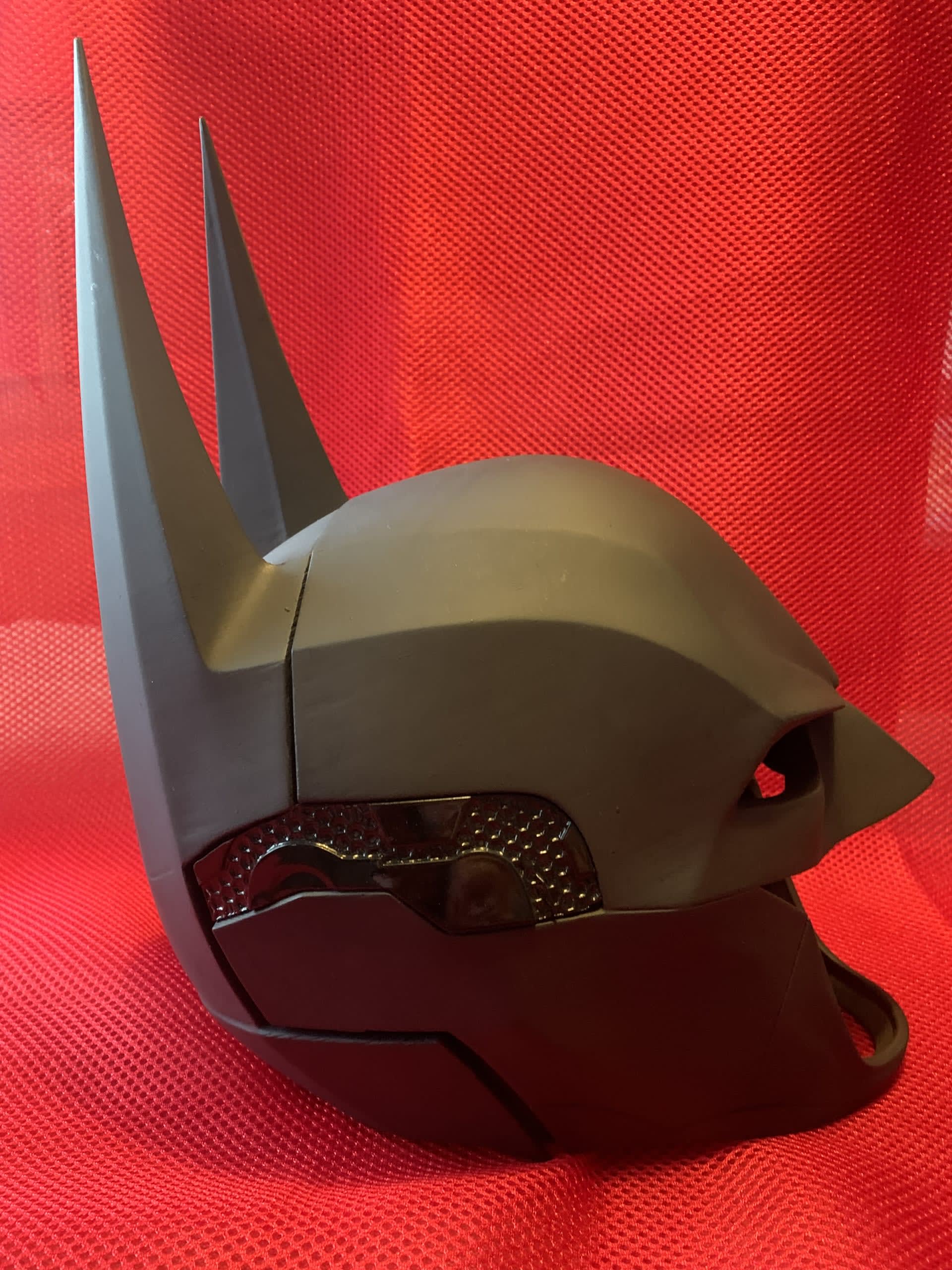 officinemadcosplay-batman-arkham-helmet-with-magenta