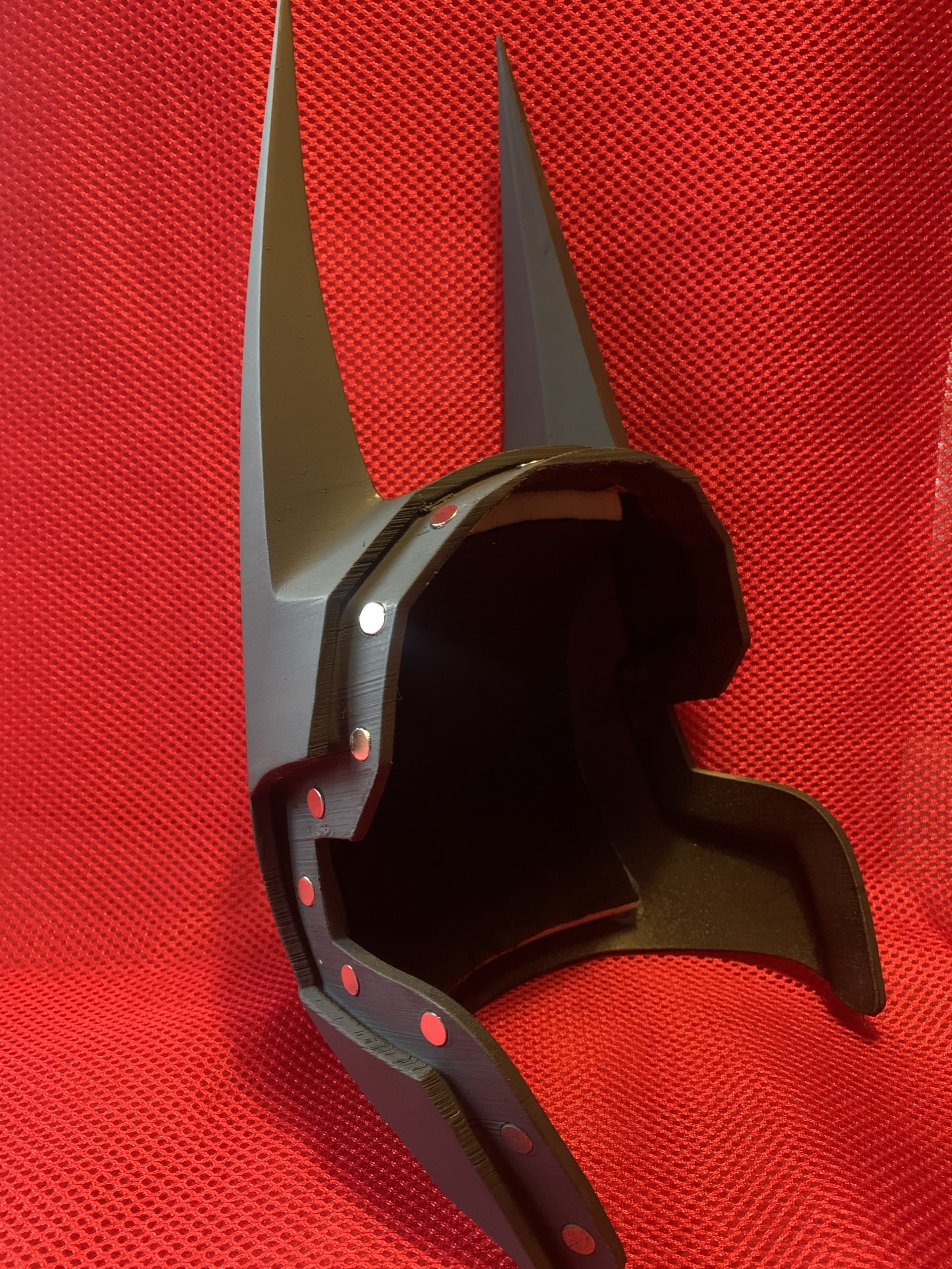 officinemadcosplay-batman-arkham-helmet-with-magenta