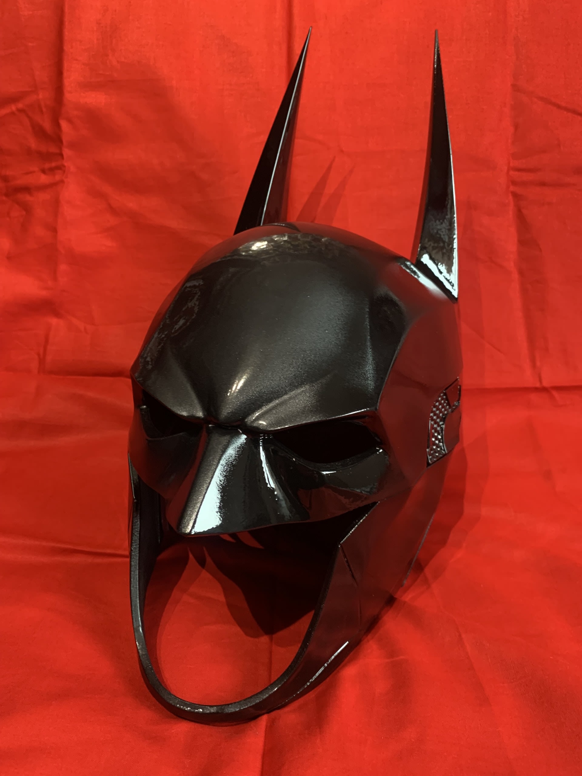 officinemadcosplay-batman-arkham-helmet-with-magenta