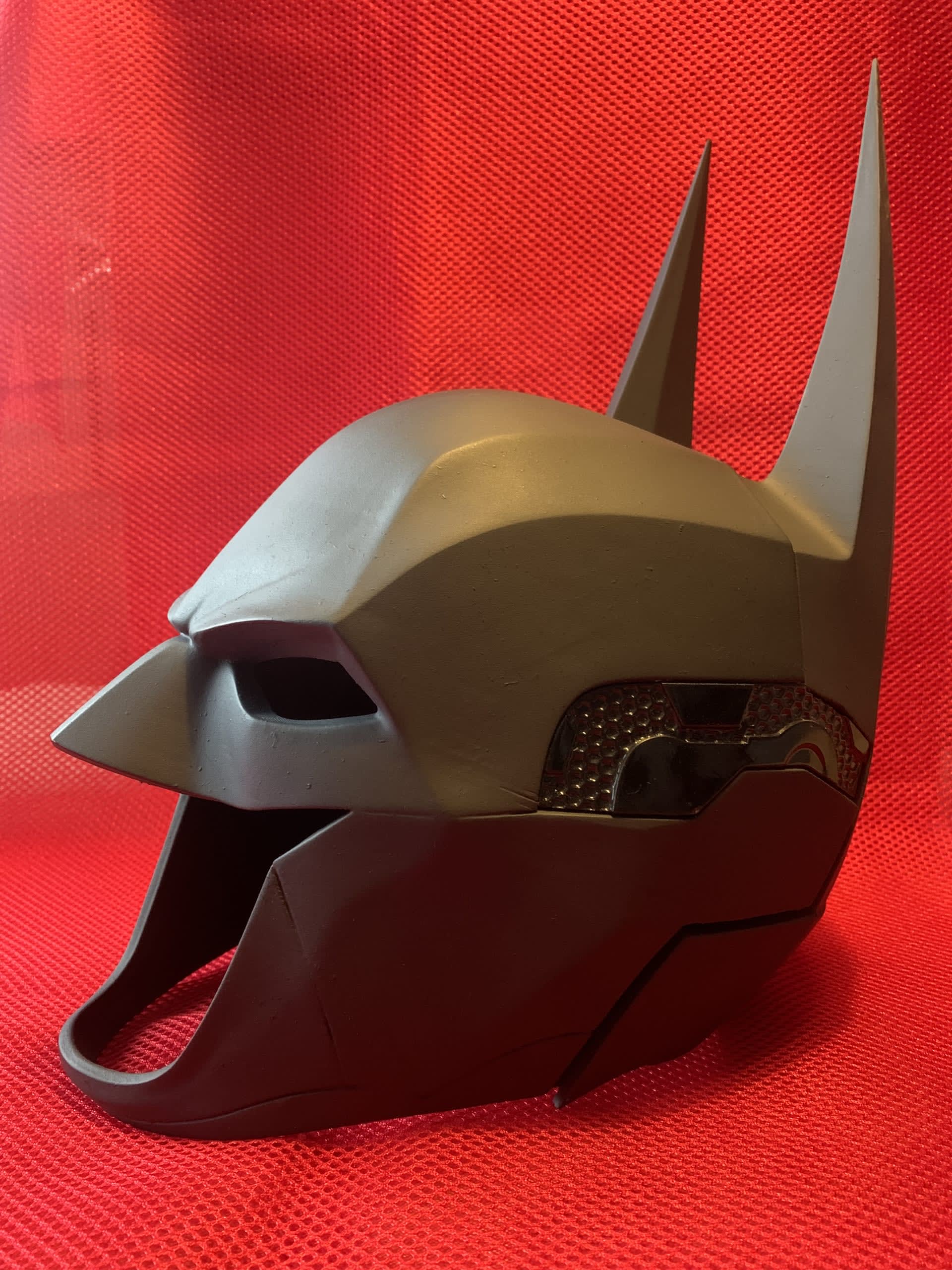 officinemadcosplay-batman-arkham-helmet-with-magenta