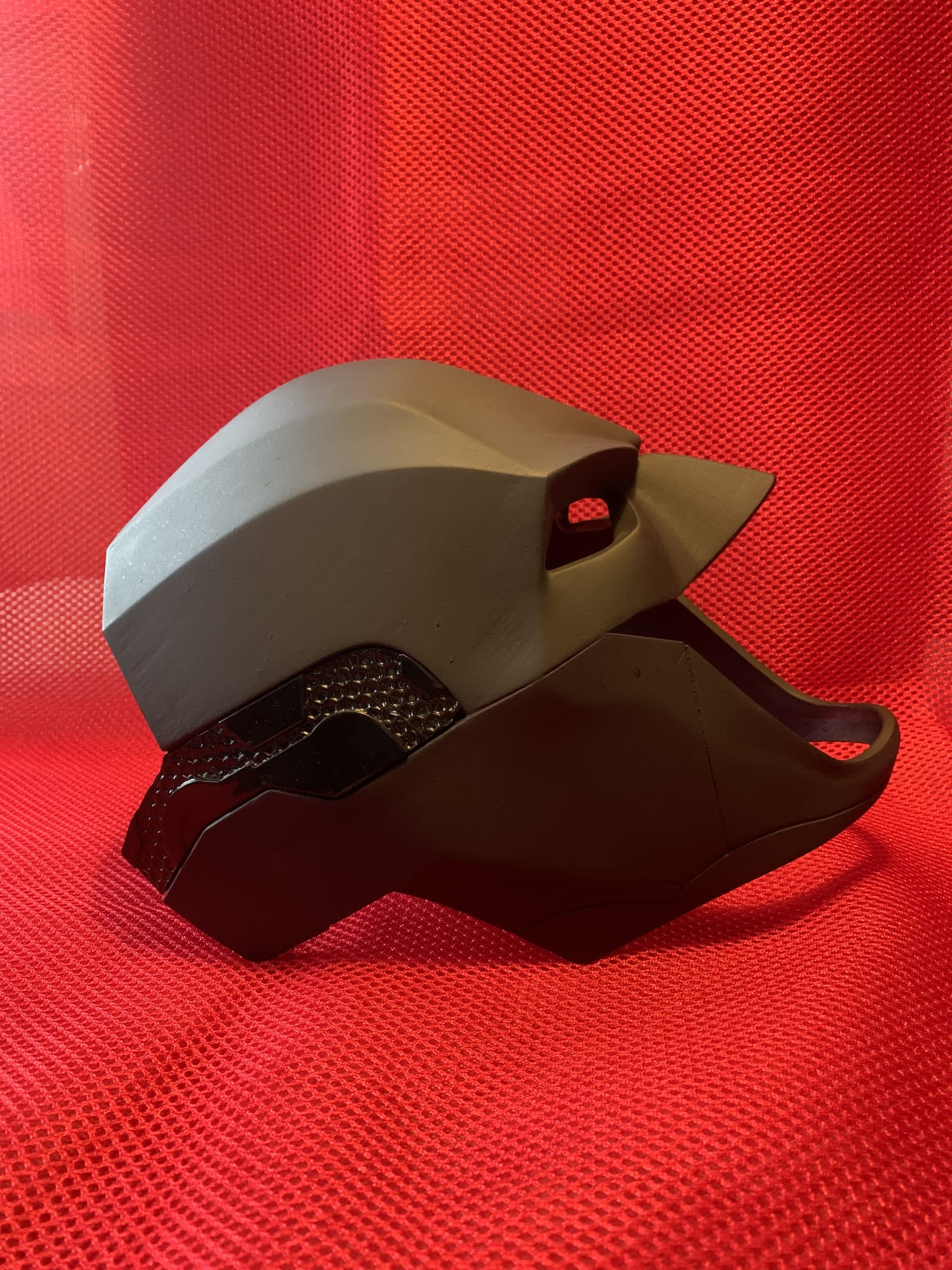 officinemadcosplay-batman-arkham-helmet-with-magenta