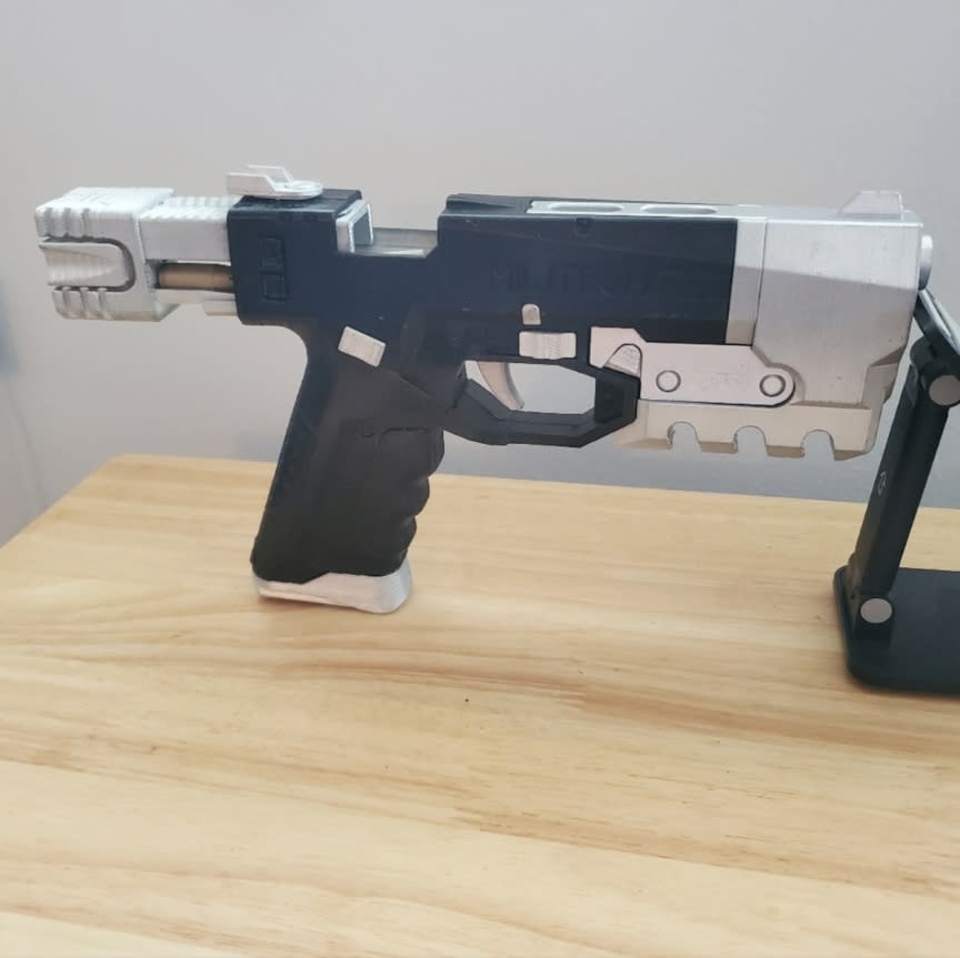 celinamarie-cyberpunk-2077-militech-vindicator-pistol