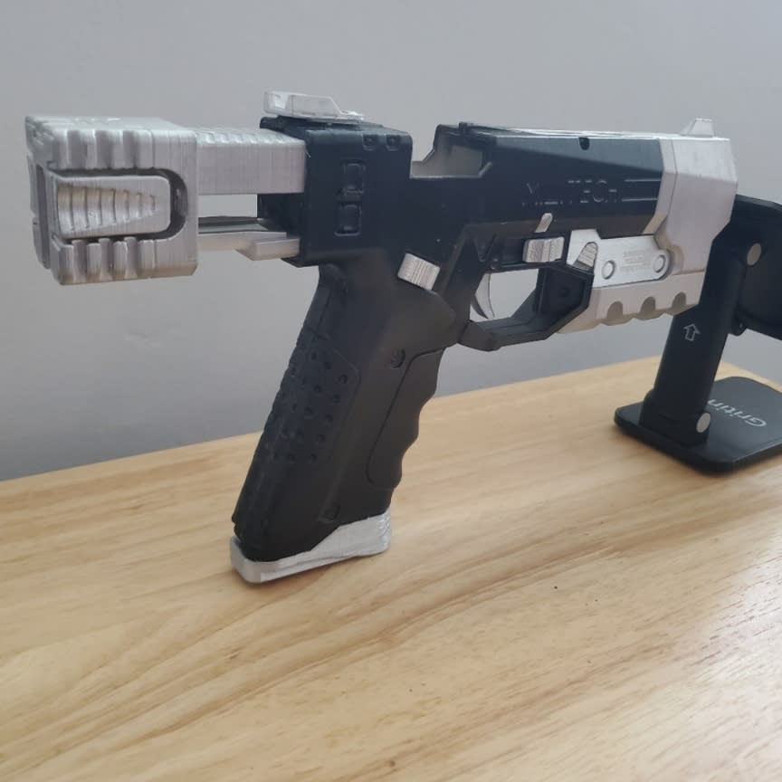 celinamarie-cyberpunk-2077-militech-vindicator-pistol