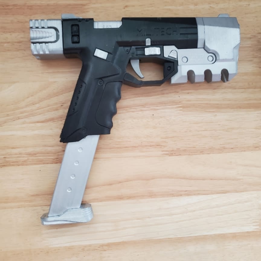 celinamarie-cyberpunk-2077-militech-vindicator-pistol