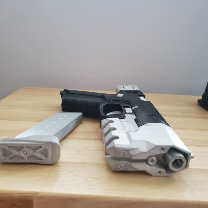 celinamarie-cyberpunk-2077-militech-vindicator-pistol