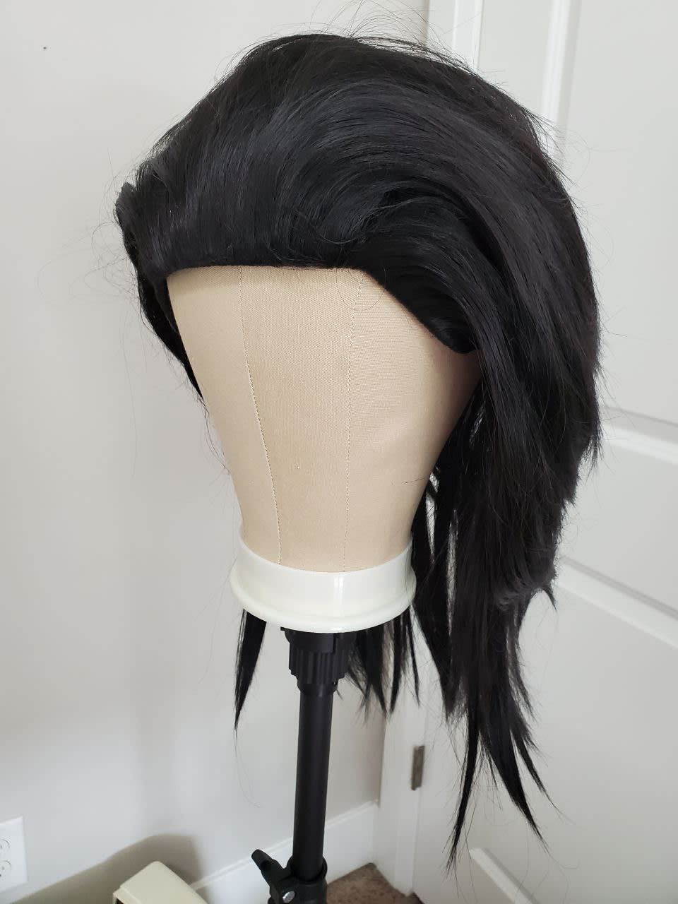 yupuffin-a-medium-length-black-wig-in