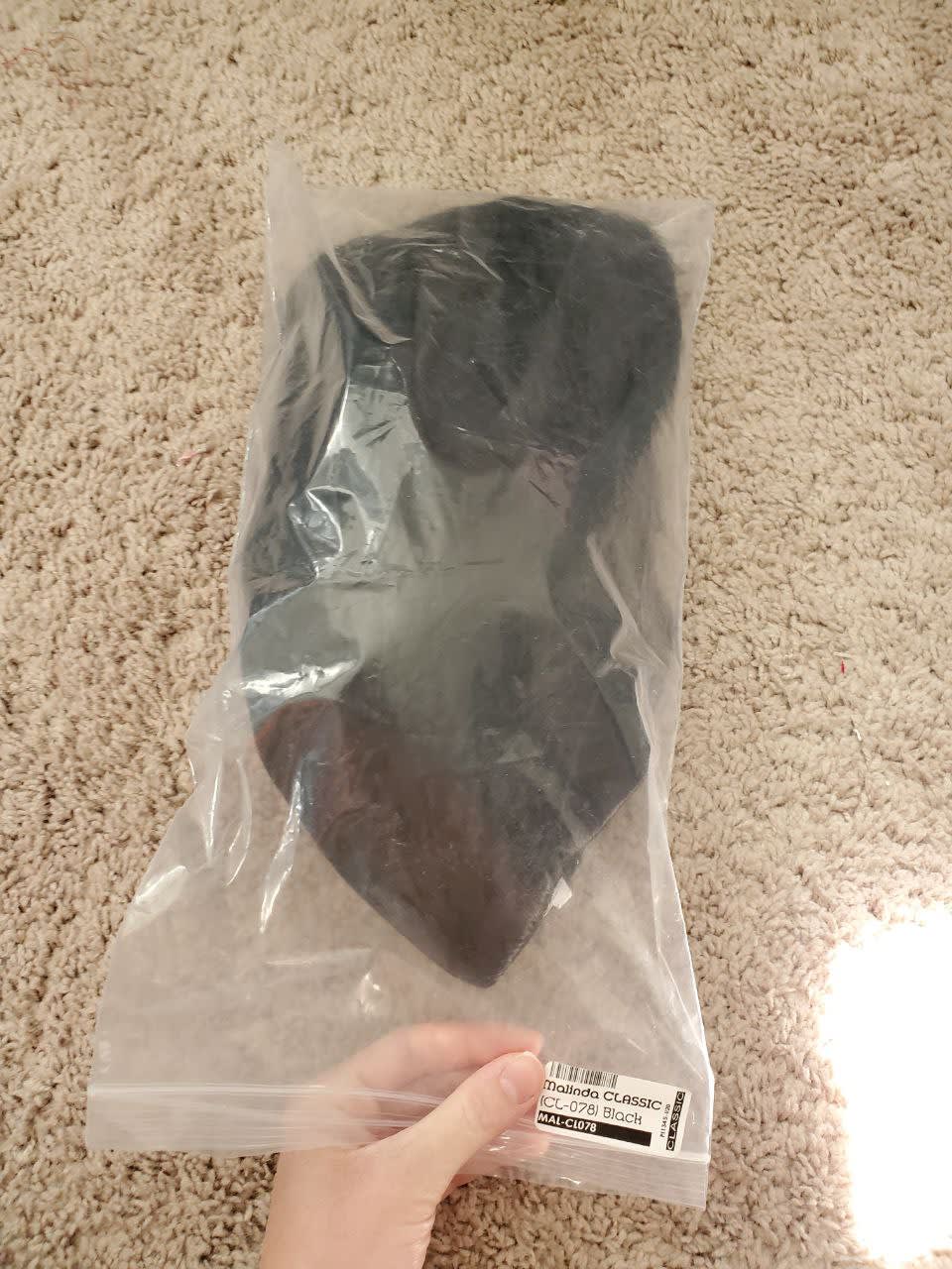 yupuffin-a-medium-length-black-wig-in