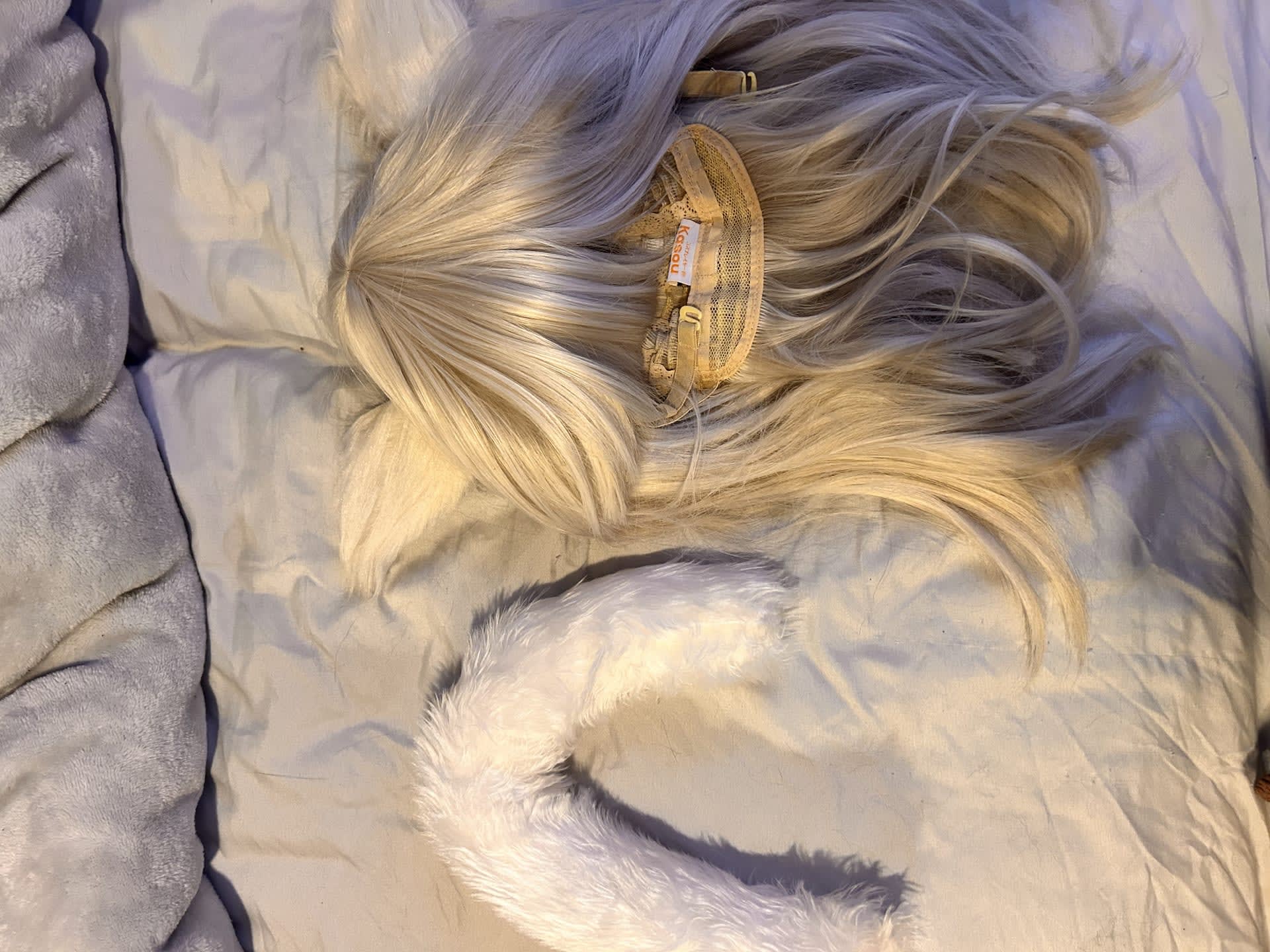 amacari-hello-im-selling-my-white