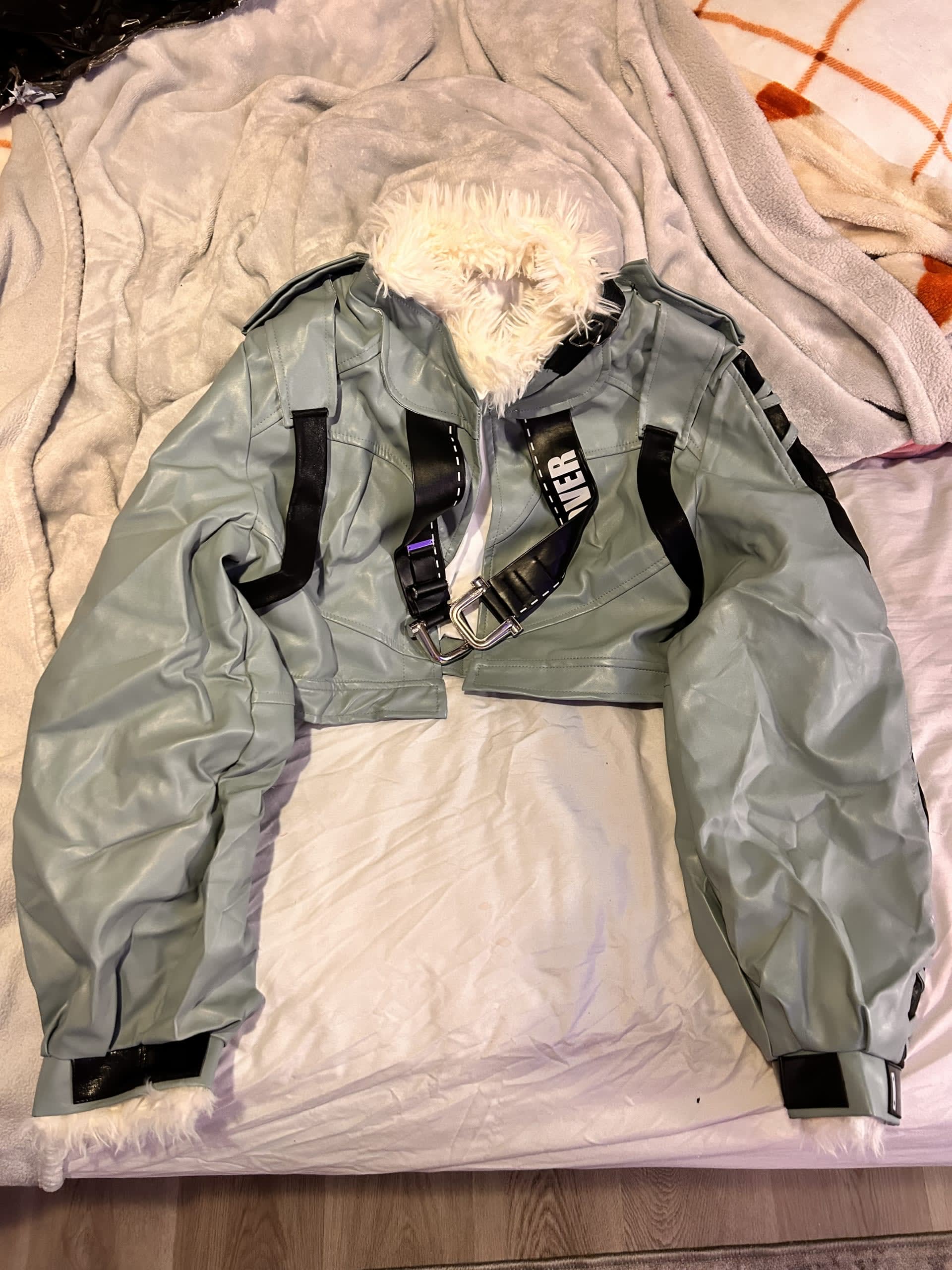 amacari-hey-im-selling-my-jane