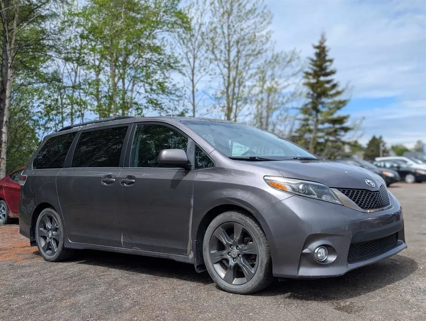I am in need of a Toyota Sienna minivan for a family services company. Must have seating for 7 or 8, working AC and heating, and clean cloth or leather seats. No major mechanical issues or previous rental fleet use.