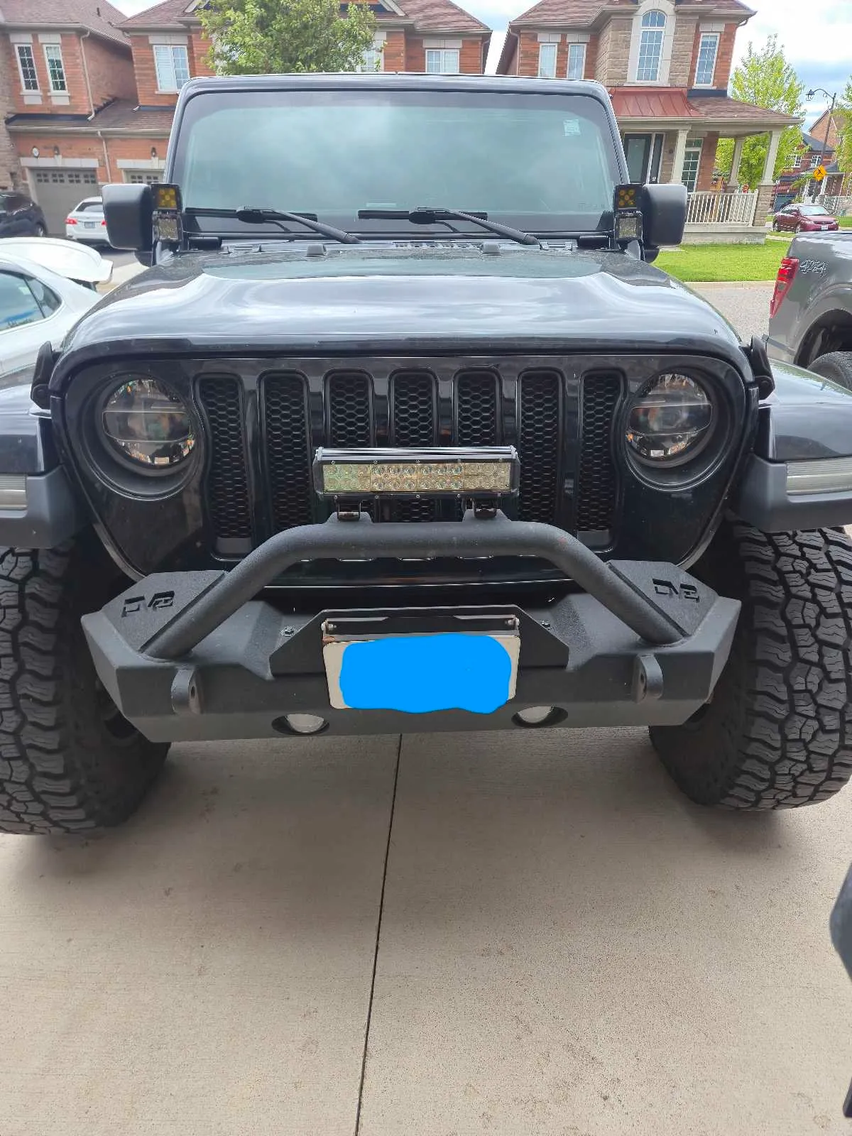 Looking for a Jeep Wrangler that’s trail-ready but not over-modified. 2015 and newer models preferred. Clients are mostly outdoor enthusiasts, so removable roof, working 4WD, and solid tires are a must.