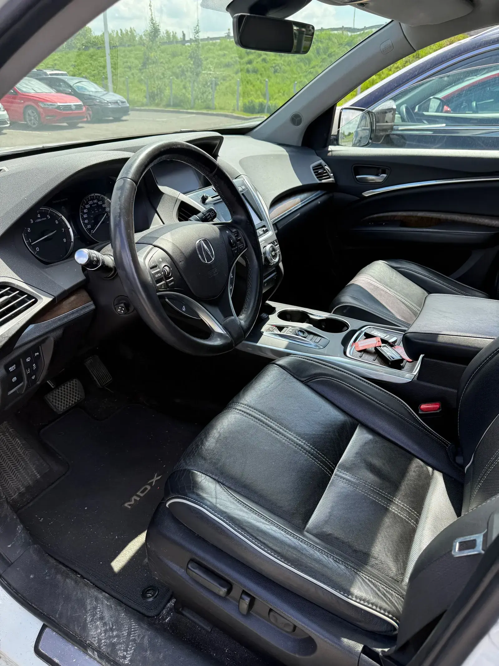 Seeking Acura MDX 2017–2022, with SH-AWD and 3rd-row seating. Leather interior and sunroof are desirable features. The vehicle should have a clean service history and no structural damage.