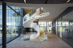 Freitragende Stahlwendeltreppe mit transparenten Glasgeländern project thumbnail