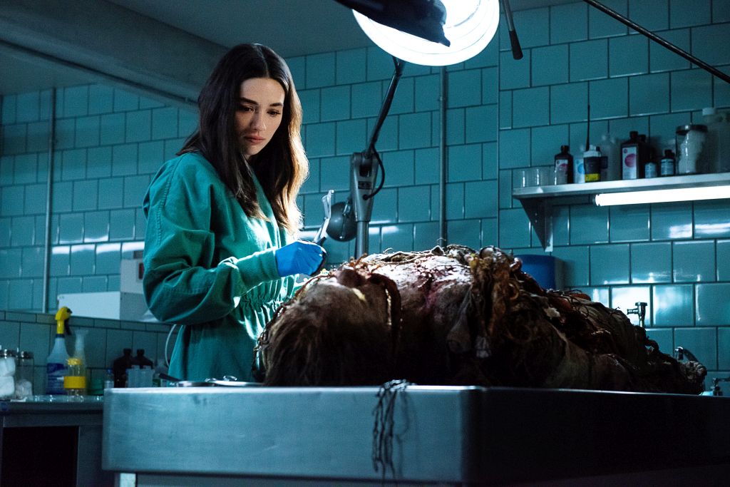 Swamp Thing Abby untersucht Leiche