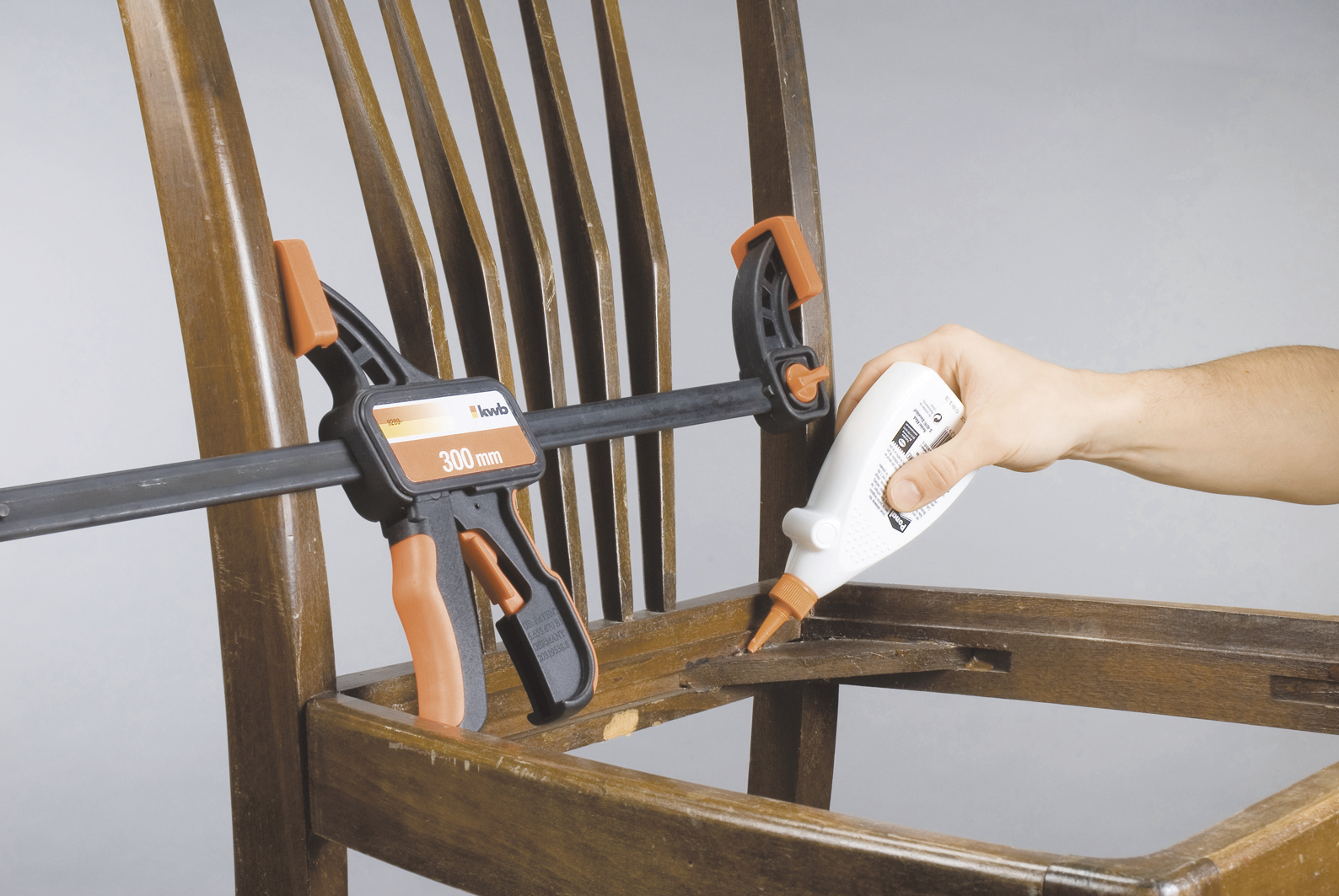 kwb_tools_Stuhl_verleimen_Einhandzwinge_01