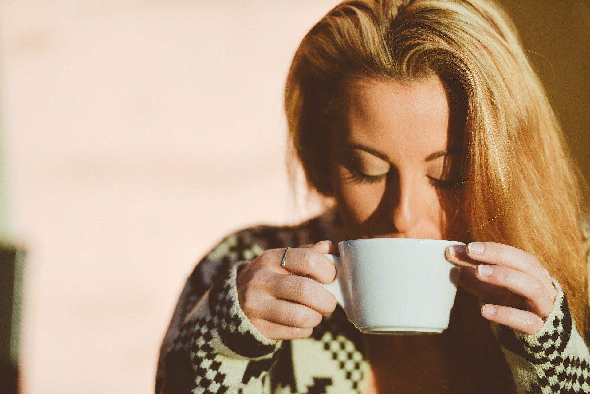 Frau trinkt Kaffee