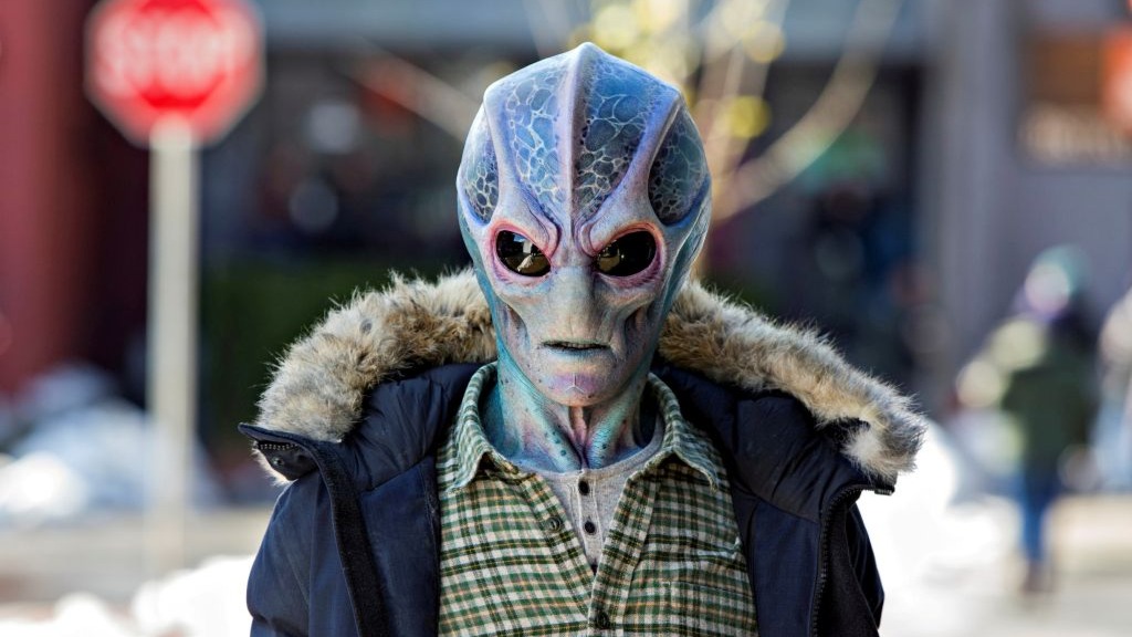Resident Alien: Wie lustig ist die neue Sci-Fi-Comedy bei SYFY? | Spiele.de