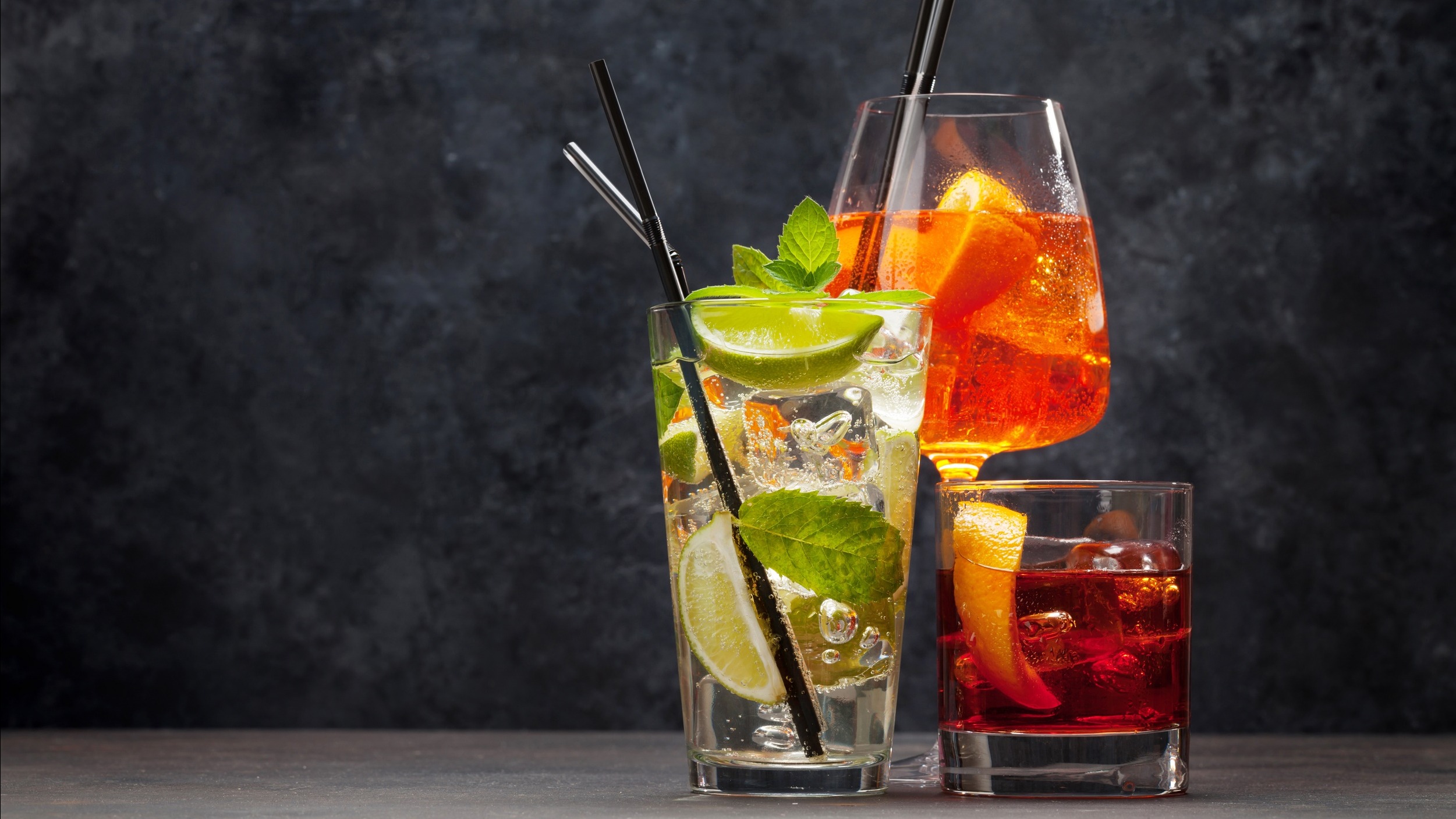Wenn's beim Mixen mal kreativer zugehen soll: Ob mit schrägen Namen oder ungewohnten Zutaten-Kombis, wir stellen dir außergewöhnliche Cocktails vor, die du probieren musst! | Spiele.de