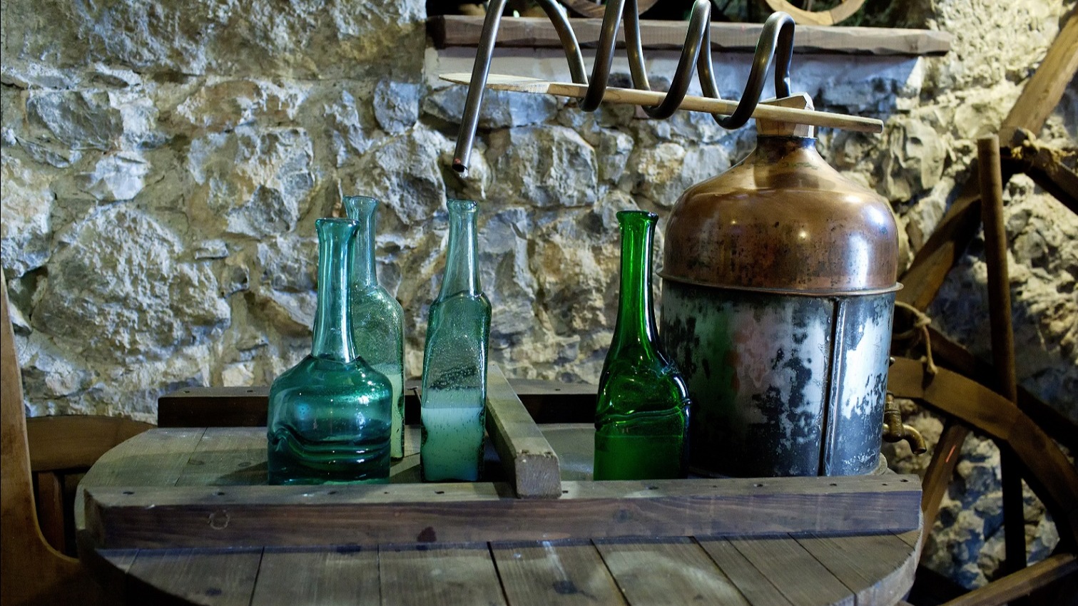 In der US-Prohibition war Moonshine eine Notlösung, um an Alkoholgenuss zu gelangen. Heute ist es eine Modespirituose. Aber was steckt dahinter? | Spiele.de