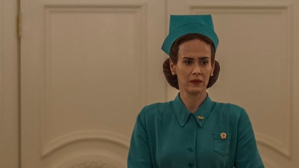 Sarah Paulson als garstige Krankenschwester Ratched in Ryan Murphys Netflix-Serie „Ratched“. | Spiele.de