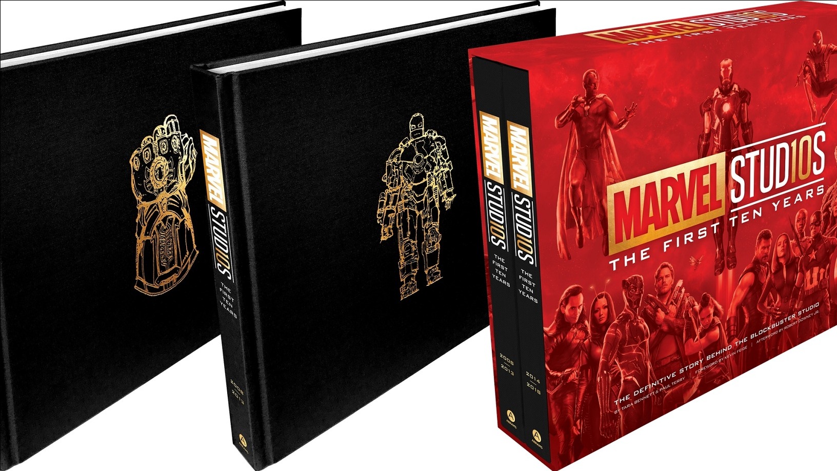 Zwei edle Bände in Schwarz mit goldenen Emblemen in einem Marvel-Sammelschuber. | Spiele.de
