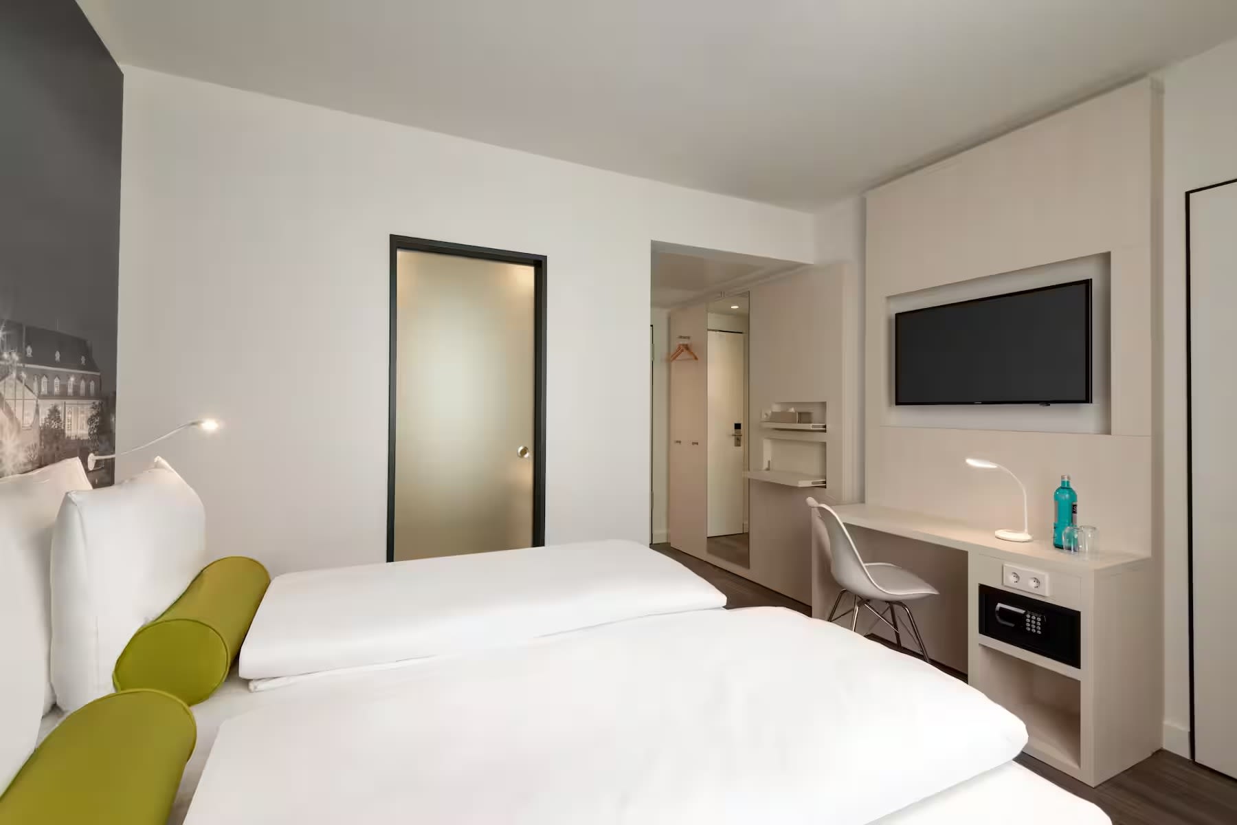 51150_guest_room_2.avif