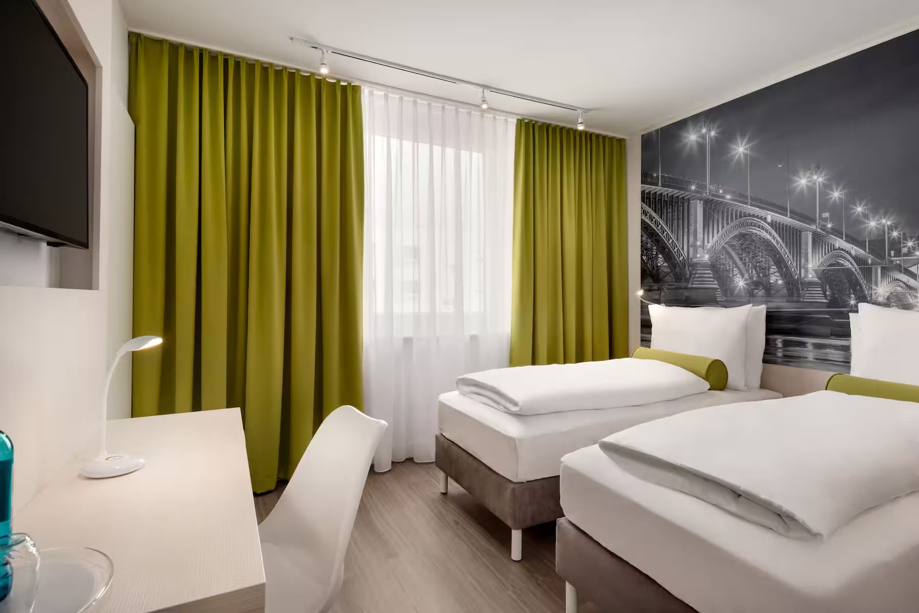 51150_guest_room_10.avif