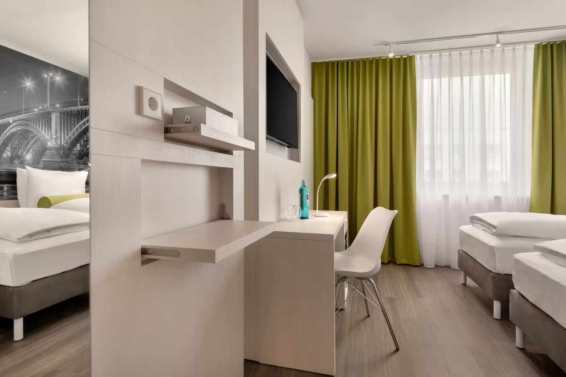 51150_guest_room_9.avif