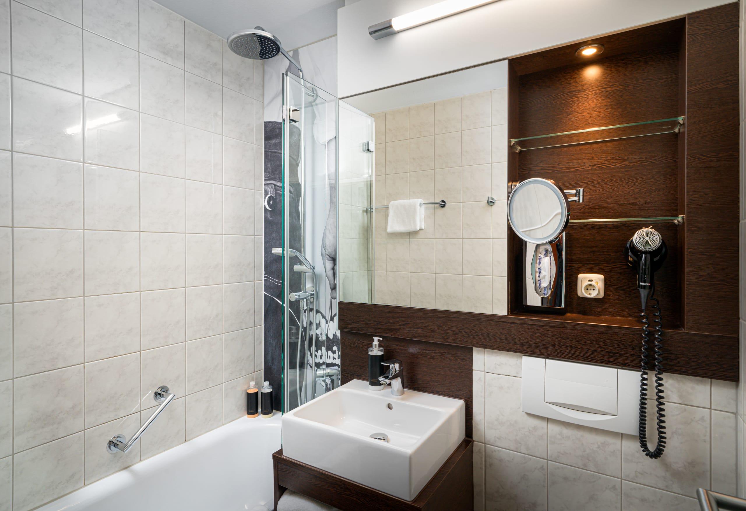 elaya-hotel-munich-schwabing-standard-badezimmer.jpg