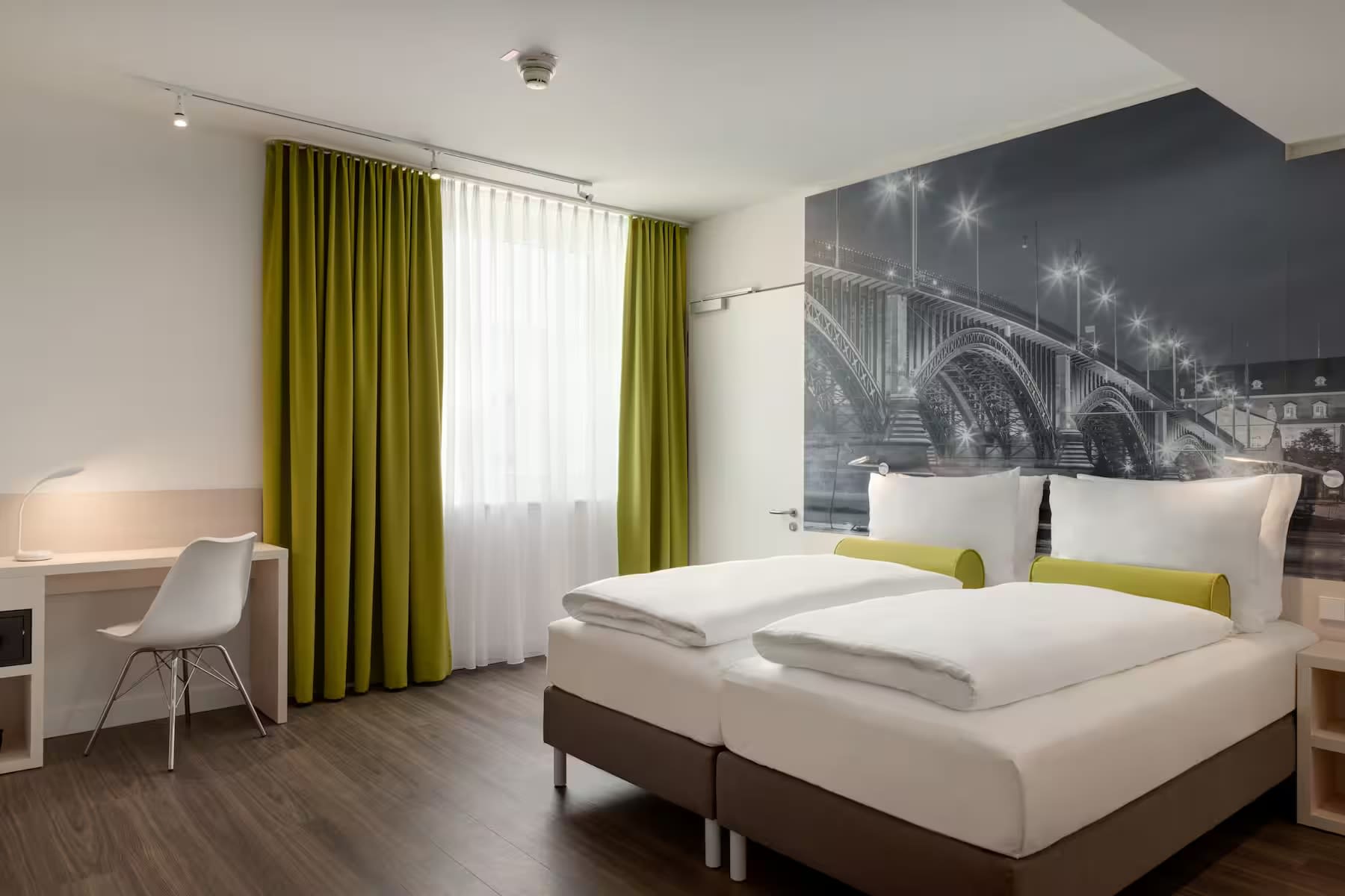 51150_guest_room_3.avif