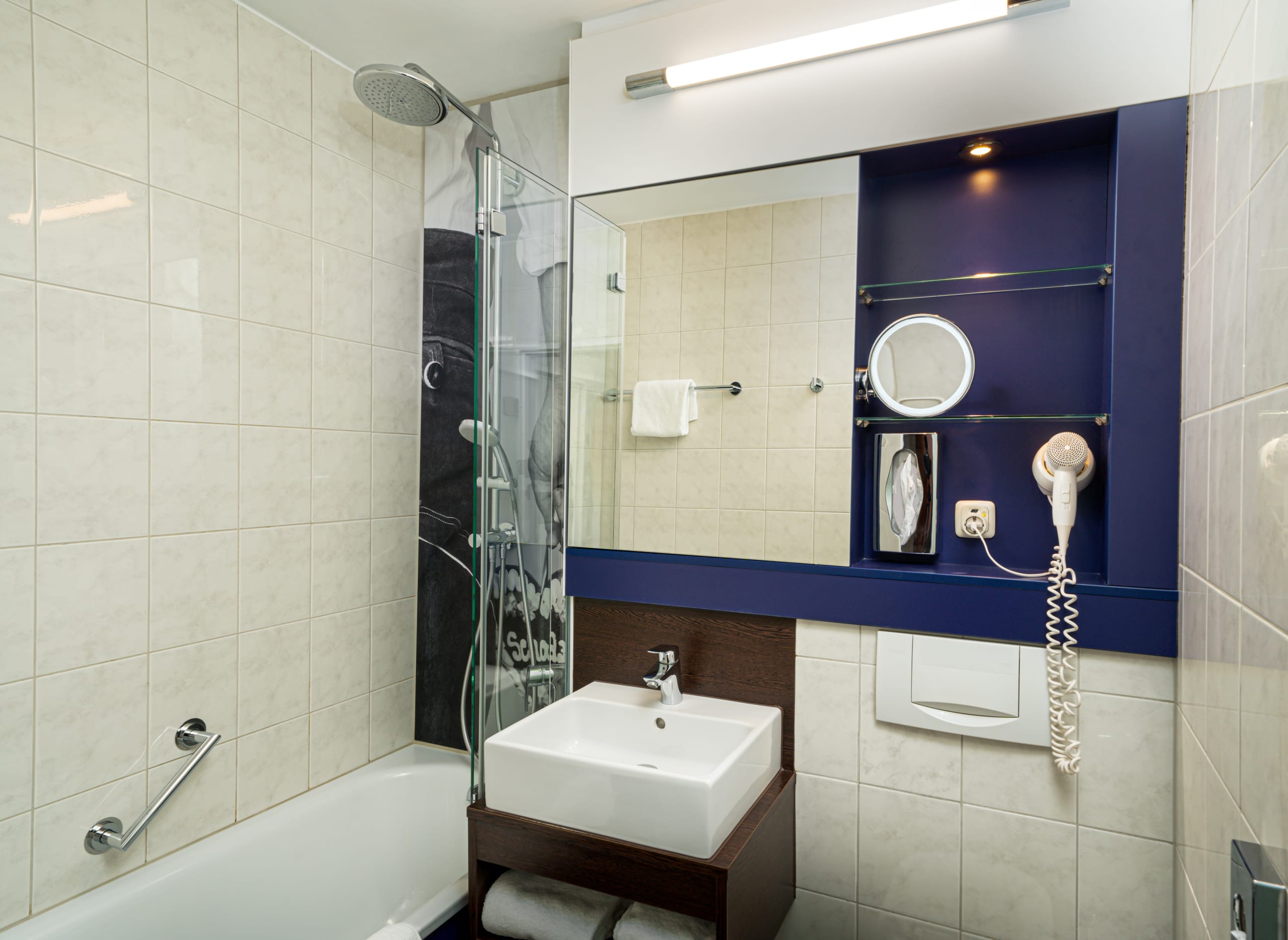 elaya-hotel-munich-schwabing-standard-badezimmer-violett.jpg