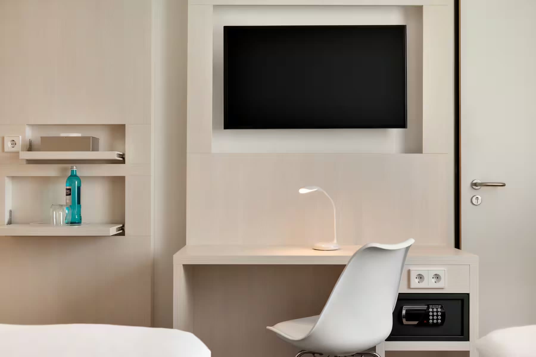 51150_guest_room_11.avif