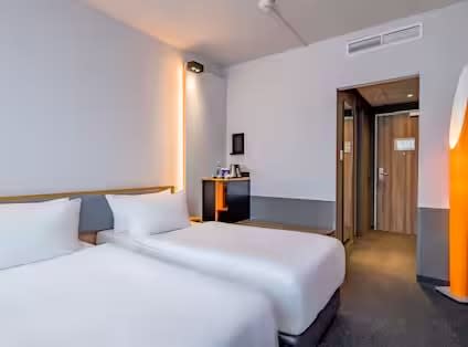 twin-room-2.avif